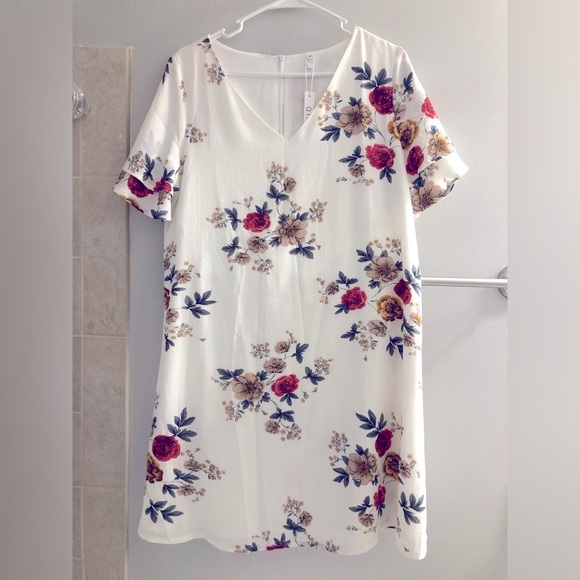 Size medium dress. Qixing new with tags - Picture 1 of 4